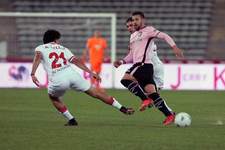 Serie B, Bari-Palermo 0-3: Rispoli, Trajkovski e Coronado per il primo posto