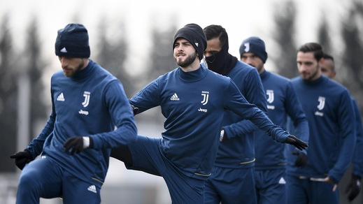 Juventus al lavoro con la neve: risentimento muscolare per Pjanic
