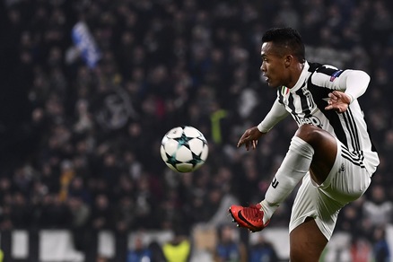 Juventus, il "Sun" insiste: «Alex Sandro nel mirino del Manchester United»