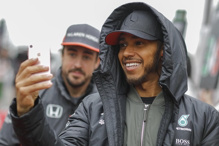 F1, Hamilton: «Voglio lottare con Alonso per il titolo»