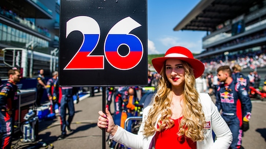 F1, il circus si spacca sulle “grid girls”
