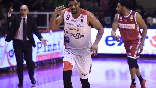 White stende Varese, Sassari non si ferma più