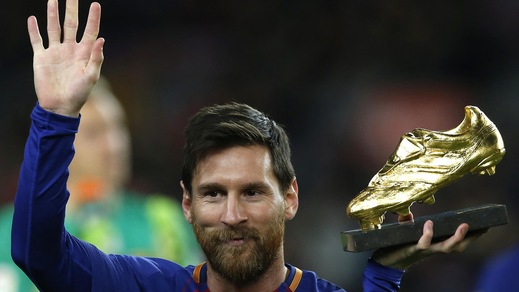 Messi mostra la quarta Scarpa d'Oro al Camp Nou