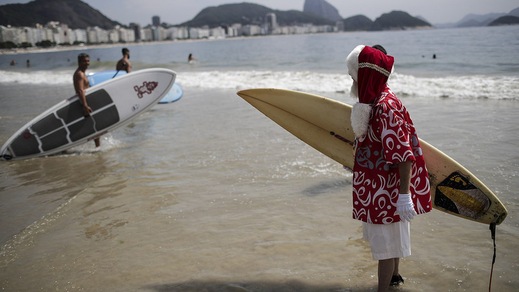 Babbo Natale si gode l'inizio dell'estate in Brasile...