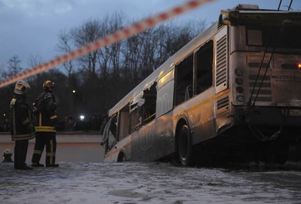 Autobus nel sottopasso della metro: 5 morti a Mosca