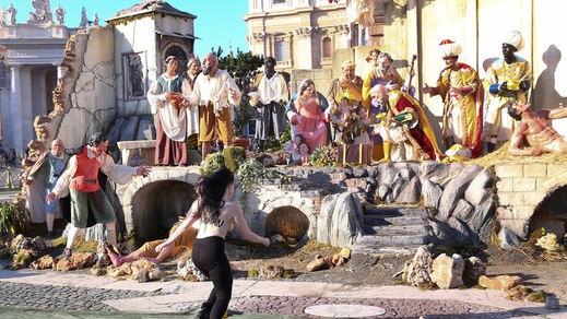 San Pietro, Femen prova a rubare il bambinello del presepe