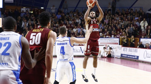 Haynes gela Sassari, Venezia torna a vincere