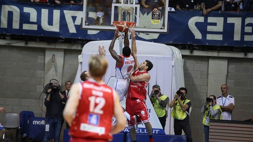 Pesaro resiste un tempo e poi Cantù vince in scioltezza