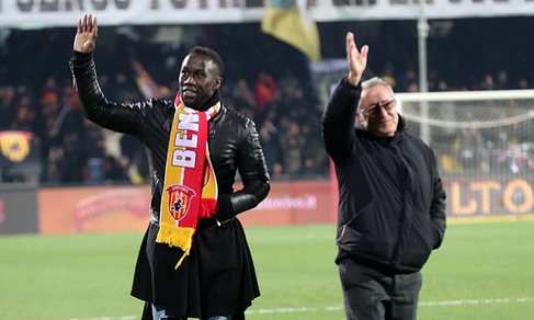 Benevento, prima della partita passerella in campo per il nuovo acquisto Bacary Sagna
