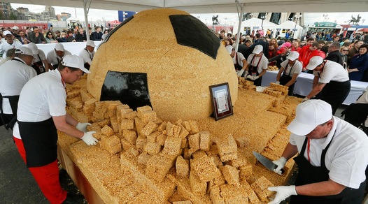 Kazan, distribuita ai tifosi una torta gigante a forma di pallone
