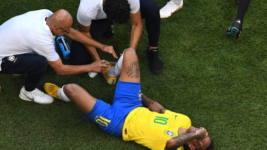 Neymerola, la sceneggiata fa infuriare anche Shearer e Schmeichel