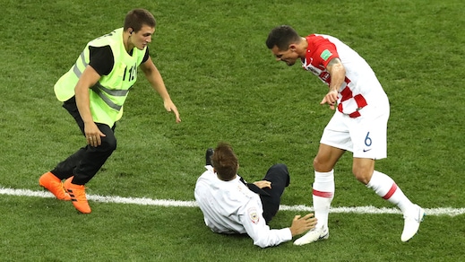 Mondiali: invasione di campo durante la finale, Lovren si infuria