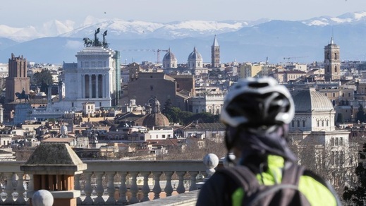 Alle spalle di Roma spuntano le montagne innevate