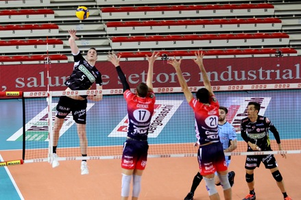 Perugia batte Milano, vincono fuori Piacenza e Ravenna