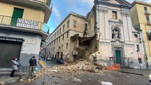 Napoli, crolla la chiesa del Rosariello: caos in centro