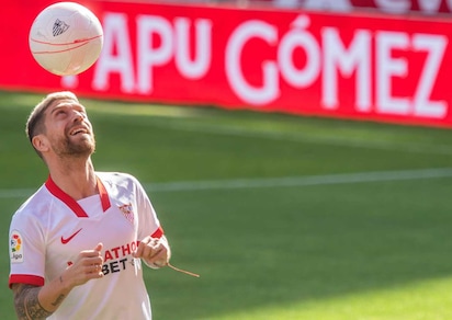 Gomez si presenta al Siviglia e ricorda subito Maradona