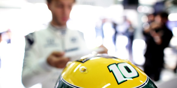 F1, Gasly dona il casco di Imola alla fondazione di Ayrton Senna