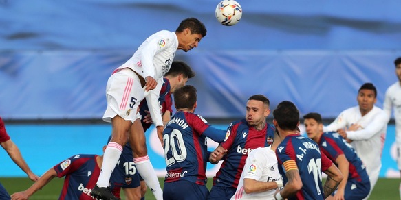 Un doppio Varane mantiene in vita il Real Madrid: Huesca ko