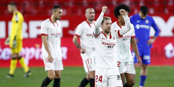 Liga, gol del Papu Gomez e tris del Siviglia. Pari per Granada e Villarreal