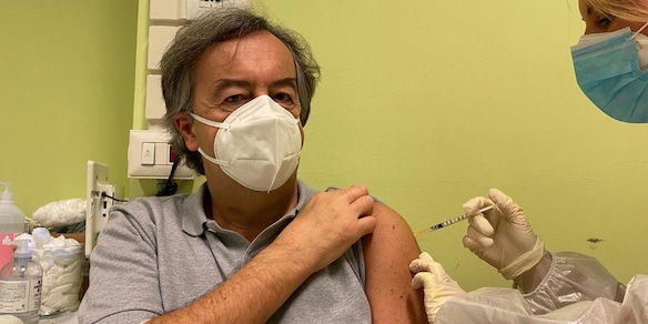 Burioni sulle varianti Covid: "Il virus lo dobbiamo anticipare"