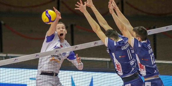 Milano chiude la regular season espugnando Ravenna