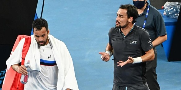 Australian Open, Fognini batte Caruso e scoppia la lite. Avanza Berrettini