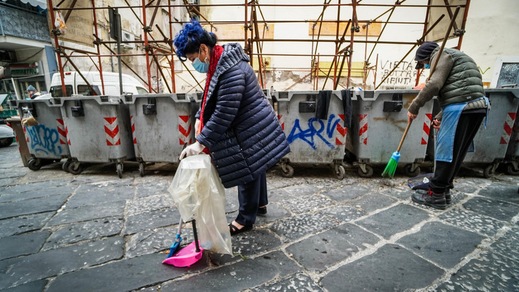 Napoli, a Forcella Marisa Laurito spazzina d'eccezione