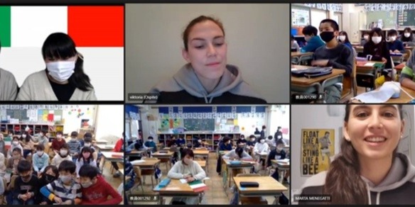 Menegatti e Orsi Toth in classe con gli alunni di Suginami