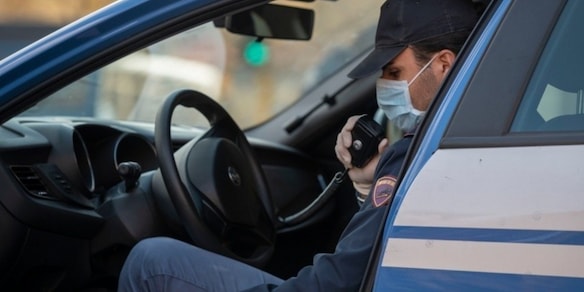 Ubriaco in moto: sbatte contro la Polizia e viene denunciato