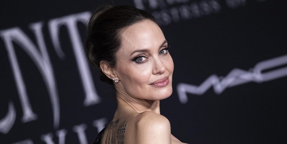 Angelina Jolie, racconto choc: "Sesso con donne, coltelli e droga"