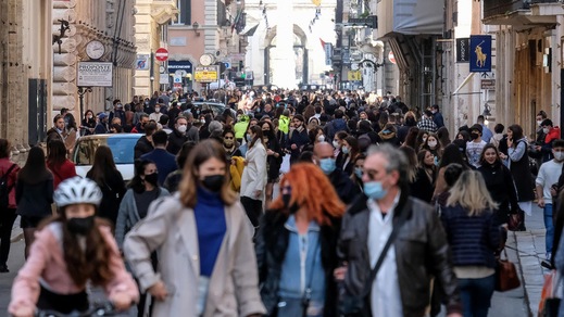 Giornata di sole a Roma, assembramenti in centro