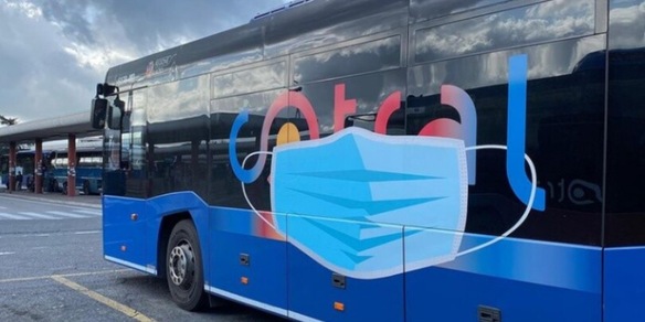 Salgono sul bus senza mascherina e aggrediscono l'autista