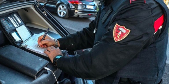 Covid, cena al ristorante: clienti sotto i tavoli all’arrivo dei Carabinieri