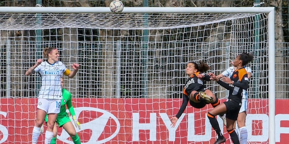 La Roma batte 4-3 l'Inter e mantiene il quarto posto in classifica