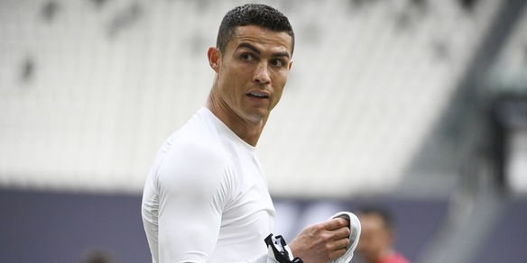 Cristiano Ronaldo butta via la maglia a fine partita: tifosi furiosi