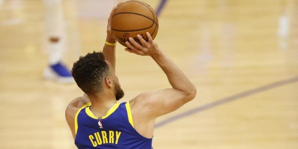 Nba, Curry monstre: 53 punti. Ko i Lakers, colpo Phoenix