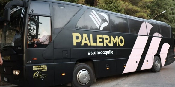 Il pullman del Palermo preso a sassate a Messina