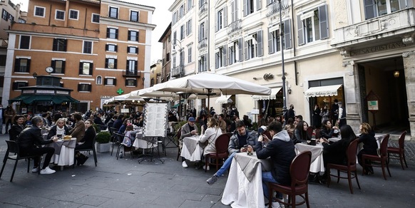 Zona gialla: ristoranti, coprifuoco e stadi aperti. Ecco cosa si può fare
