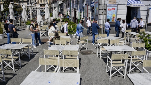 Napoli, tavolini pronti sul lungomare. Spiaggia sorvegliata