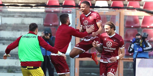 Tutti pazzi per la Reggina: è la più in forma della B e vede i playoff