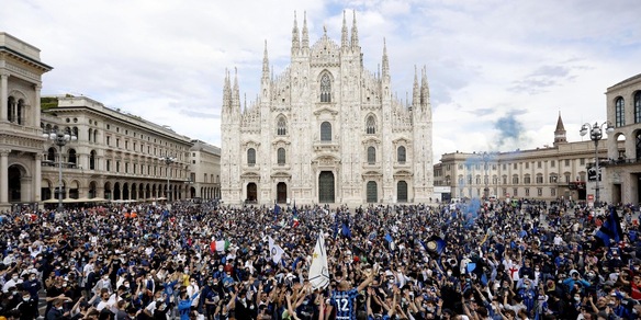 Inter, 30mila tifosi in piazza per lo scudetto: è polemica social