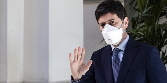 Speranza: "Vaccini? Siamo ancora in una fase delicata"