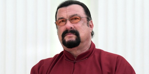 Steven Seagal al fianco di Putin: iscritto al partito amico