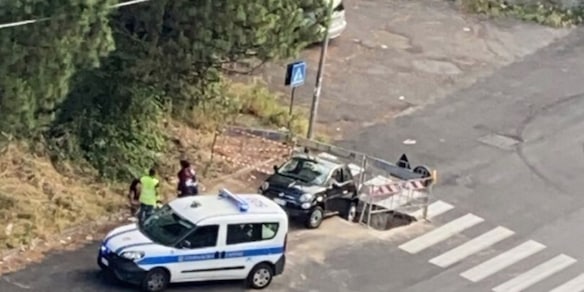 Roma, automobilista distratto finisce inghiottito con la Fiat 500 in un cratere