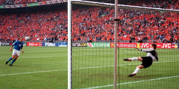 Italia-Olanda, 17 anni fa il "cucchiaio" di Totti a Van der Sar