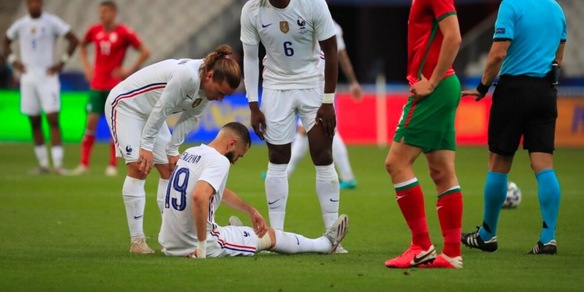 Benzema choc, si fa male e scoppia a piangere