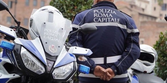 Roma, contromano su una moto rubata: denunciato 25enne