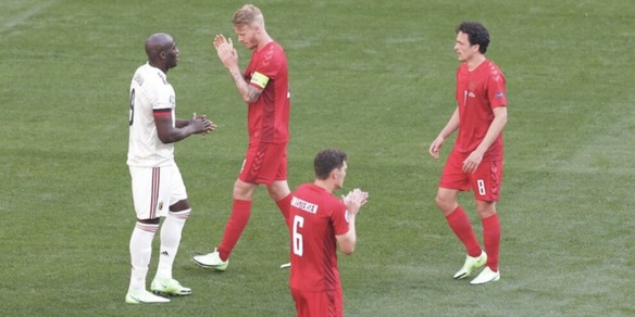 Eriksen, l’omaggio in Danimarca-Belgio: gioco fermo e applausi