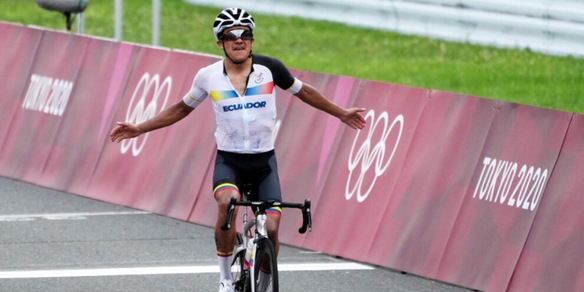 Olimpiadi, Carapaz vince la prova in linea. Secondo Van Aert