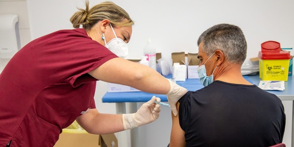 Covid, i medici sfatano le fake news: "I vaccini non causano le varianti"